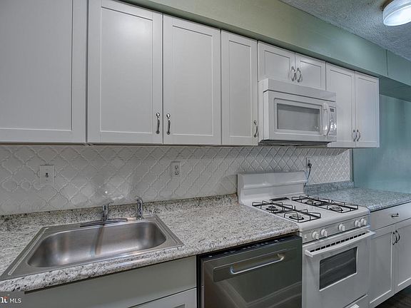 4th image of 306 Centre Ave