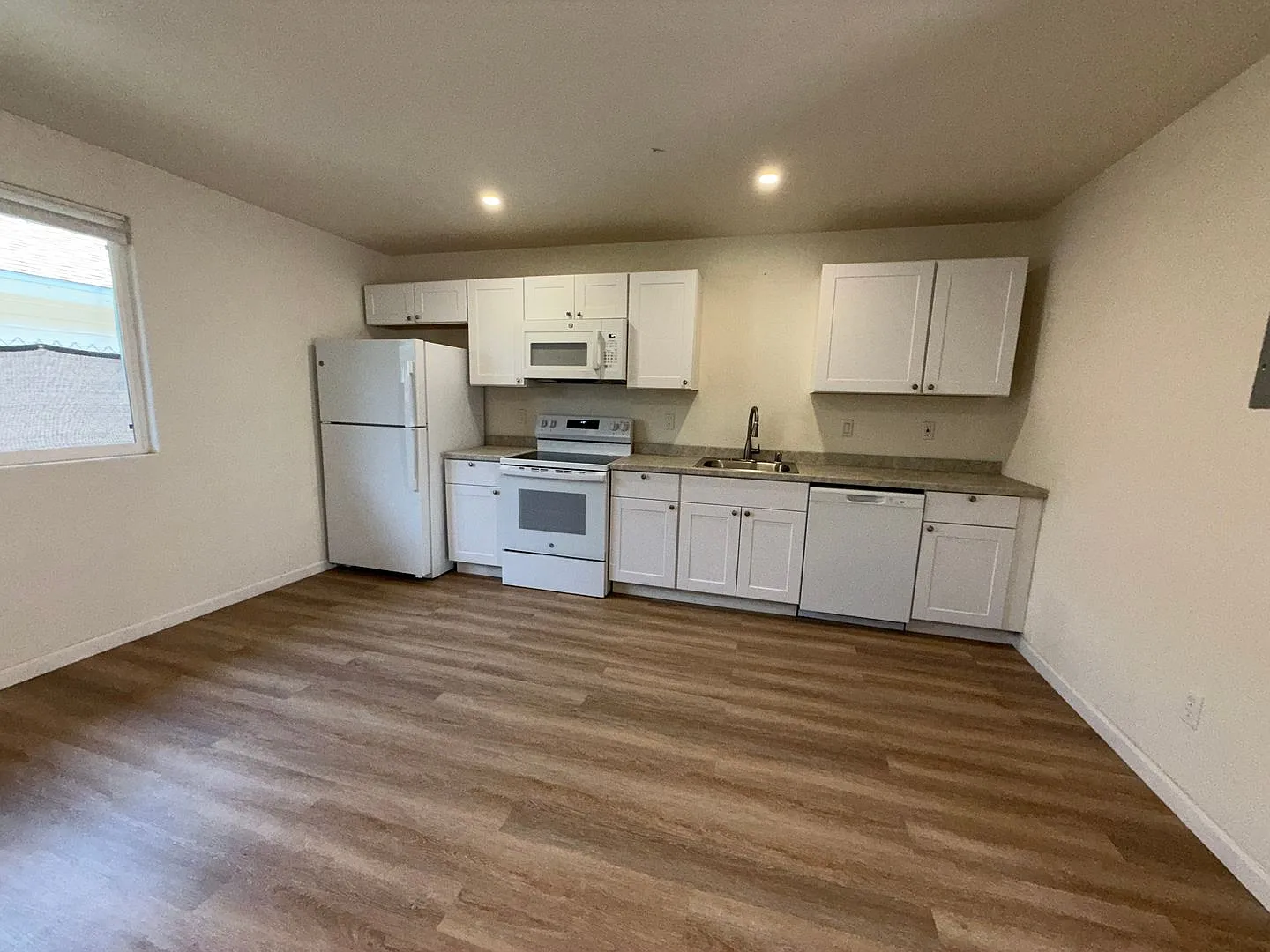 2 Bed / 1 Bath Apartment in Town Fully Remodeled — Photo 3