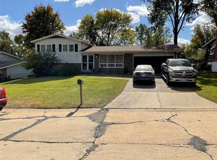 1216 Rivoli Dr, Ballwin, MO 63011