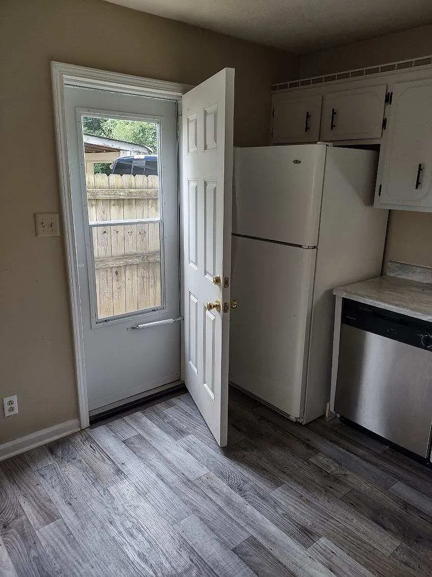 3 bed, 1000 sqft, $1,295 — Photo 2