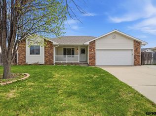 2830 Crown Pointe Rd, Lincoln, NE 68506