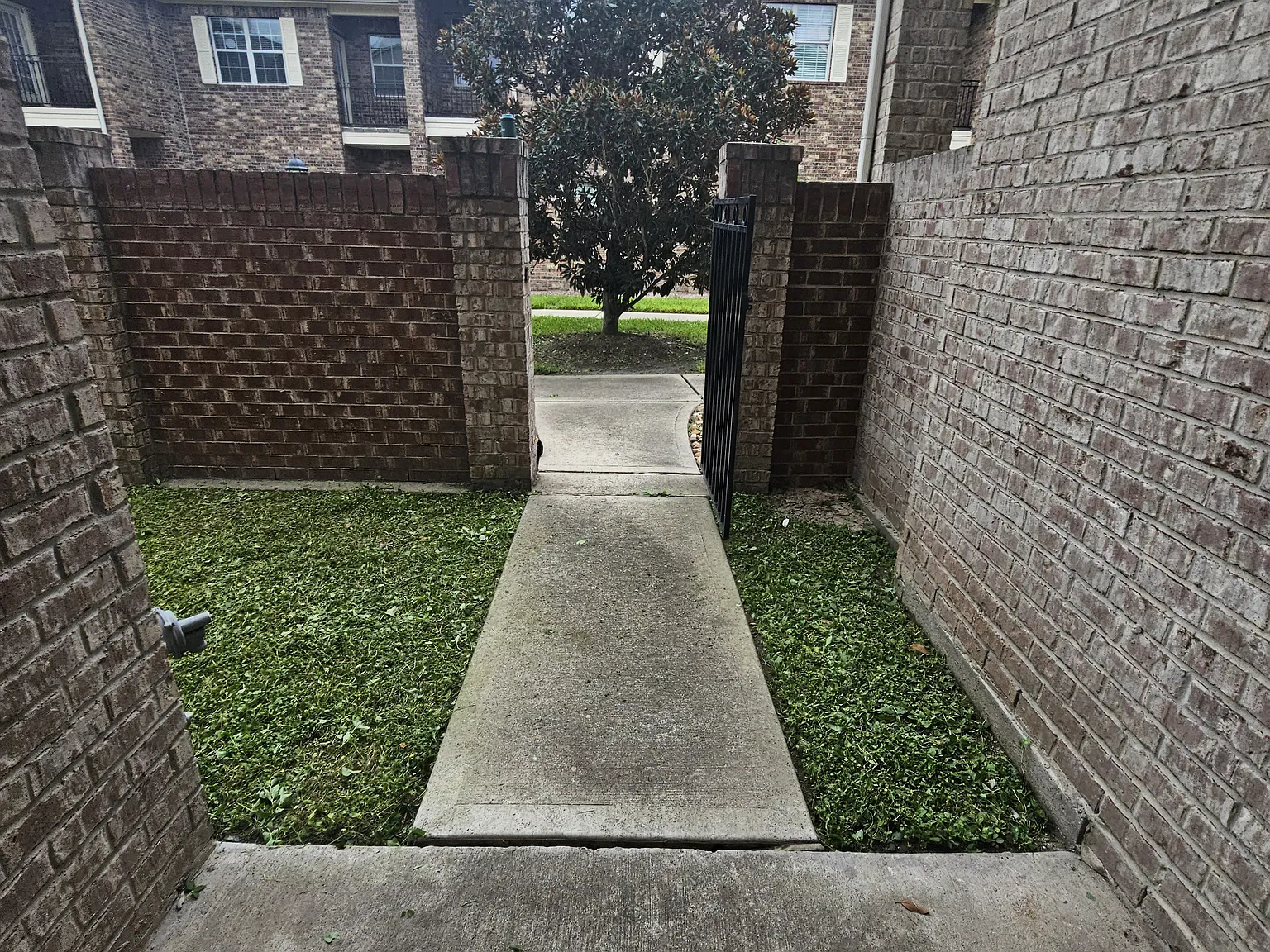 3 bed, 2.5 bath, 1900 sqft, $2,100 — Photo 4