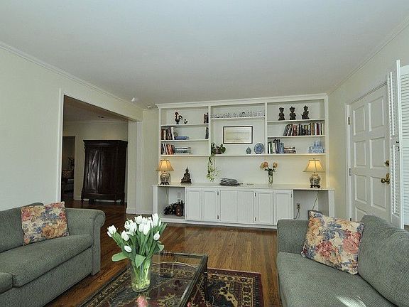 4th image of 1057 Menlo Oaks Dr