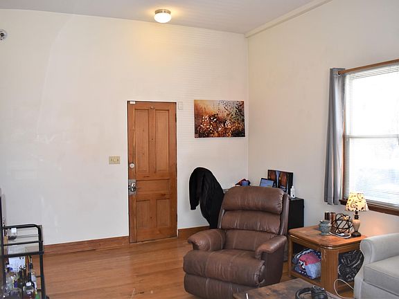 3rd image of 1055 W Newport Ave #1F