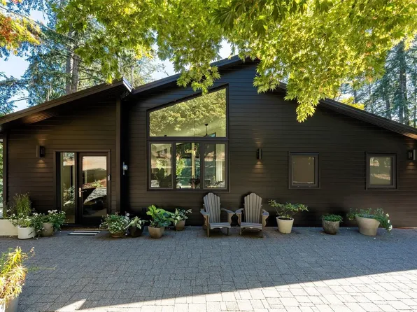 685 Lost Lake Rd, Highlands, BC V9B 6E3