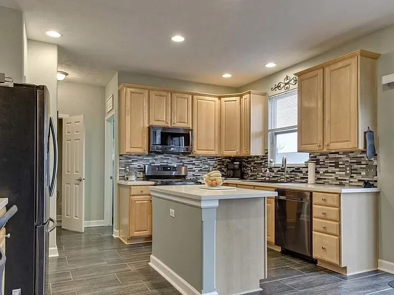 2302 Quartz Dr — Photo 4