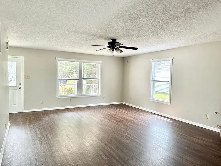 4202 Fletcher Dr — Photo 2