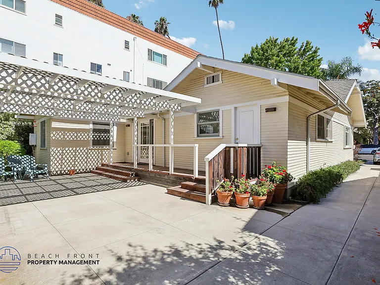 2810 E 2nd St — Photo 14