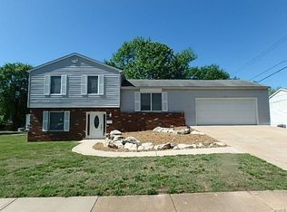 2360 Hawthorne Manor Dr, Florissant, MO