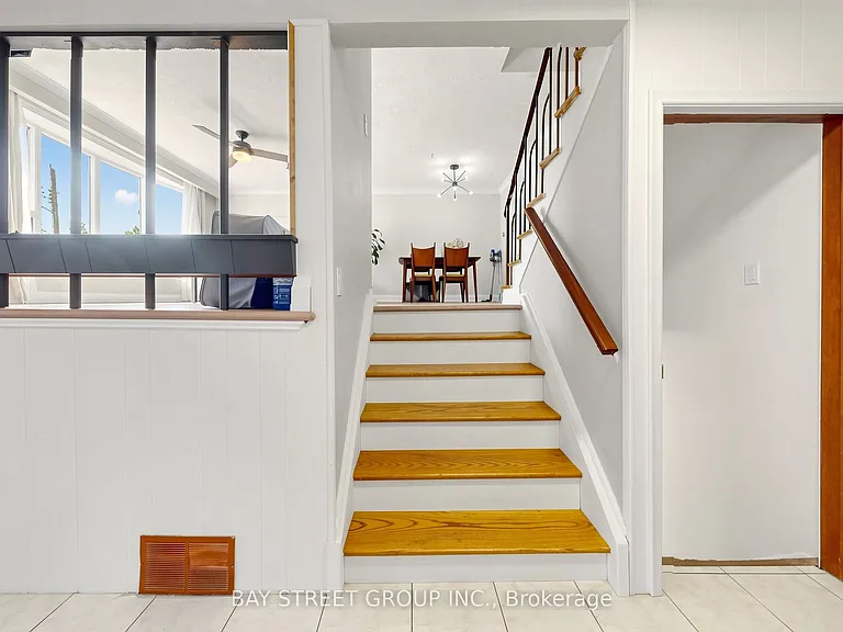 55 Baybrook Cres — Photo 3