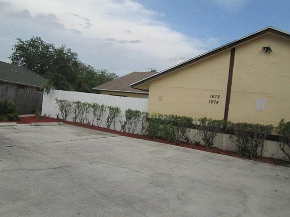 2nd image of 1674 Hawthorne Pl