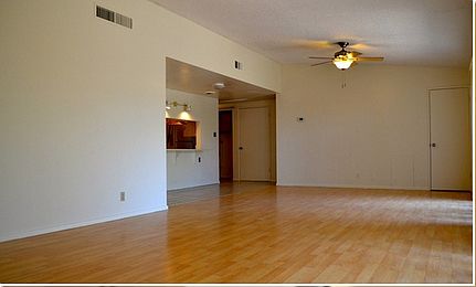 4th image of 922 E 6th Pl