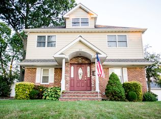 22 Phillips Ln, Glen Cove, NY 11542