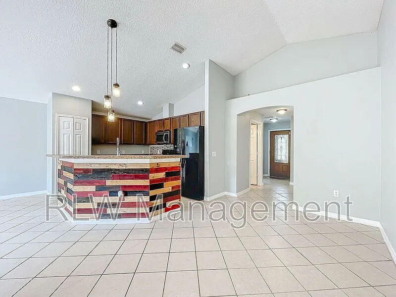 3 bed, 2.0 bath, 2037 sqft, $2,250 — Photo 4