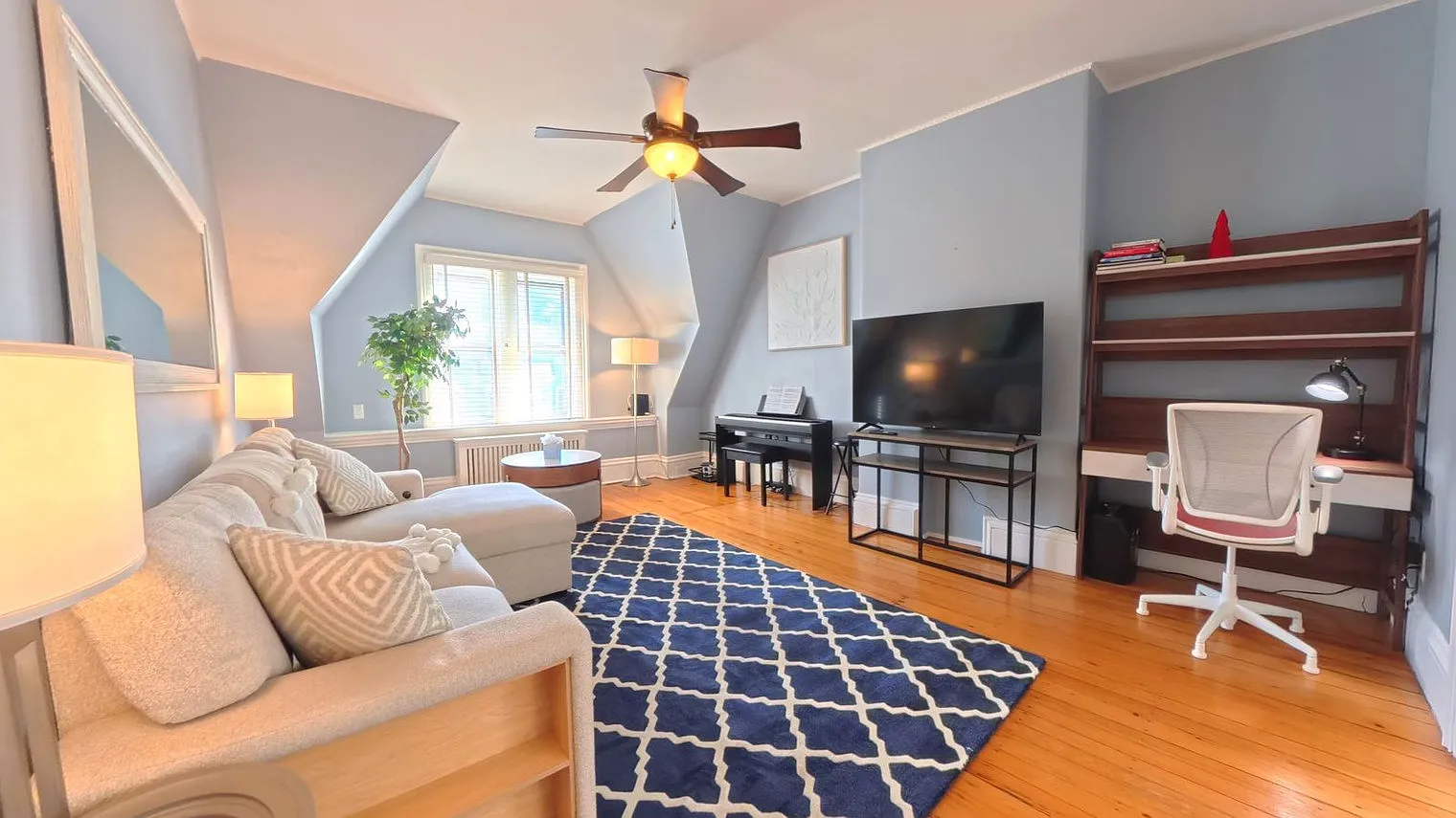 2 bed, 1.0 bath, 850 sqft, $4,712 — Photo 2