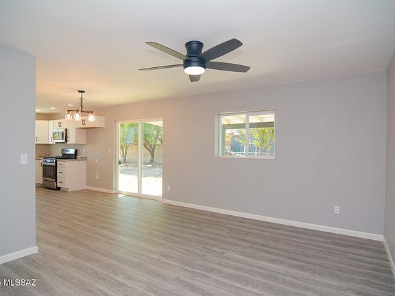 3rd image of 533 W Calle Antonia