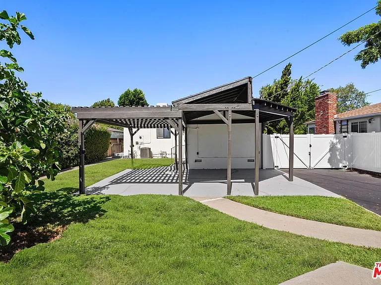 4940 Placidia Ave — Photo 33