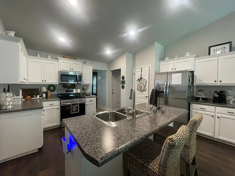 6109 Buckshot Dr — Photo 3