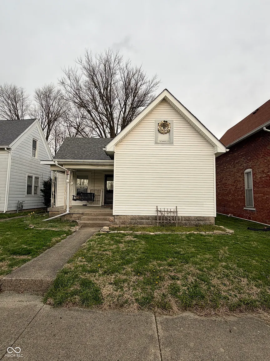 218 E 10th St photo 1