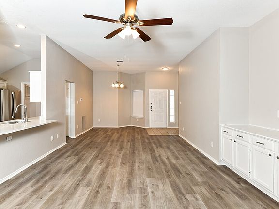 4th image of 828 Atchison Dr