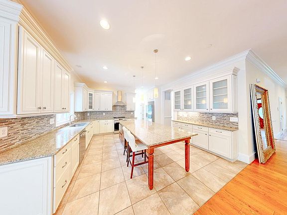 4th image of 6403 Earlham Dr