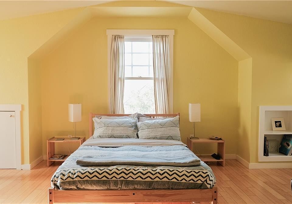 2nd image of 4307 Avenue Carriage House Studi