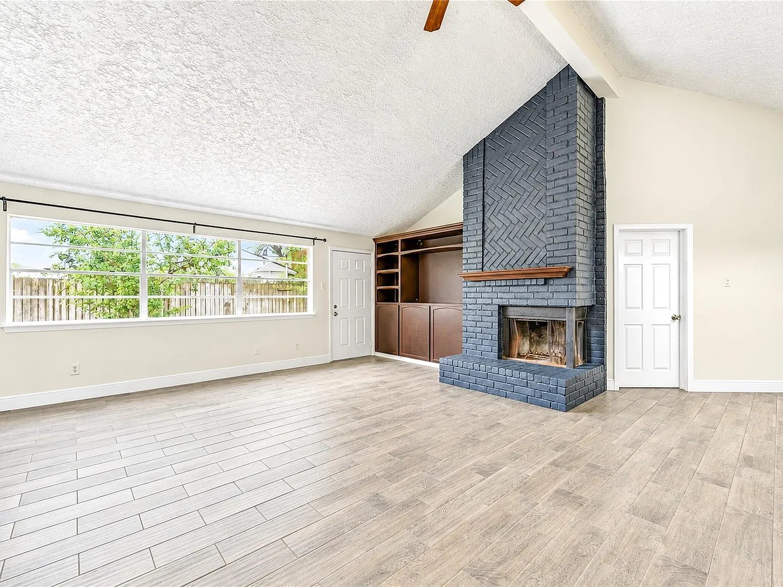 4 bed, 2.0 bath, 2090 sqft, $1,900 — Photo 3