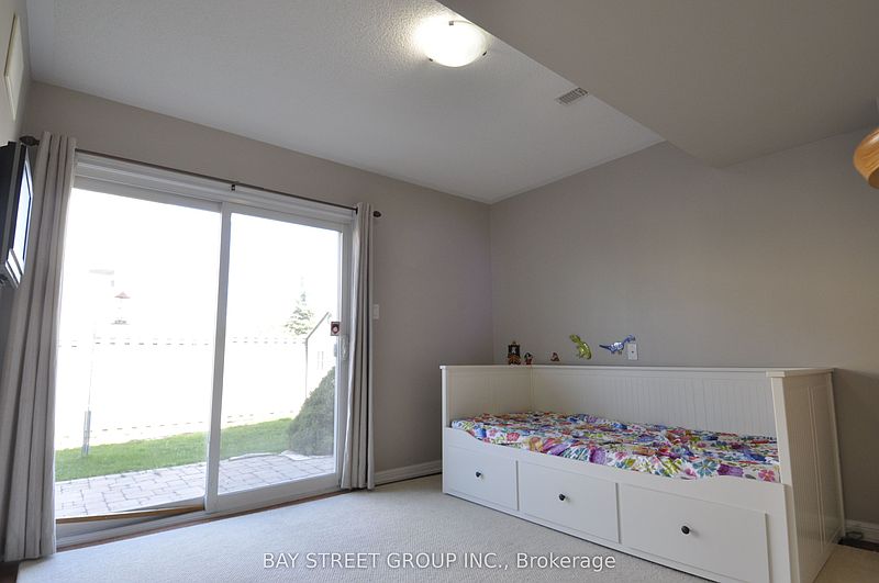 Oakville Townhouse for rent - 3 Bedrooms — photo 11