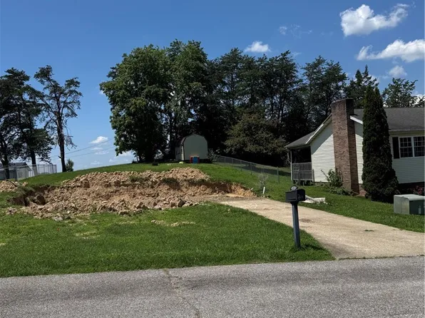 418 Carriage Way, Hurricane, WV 25526