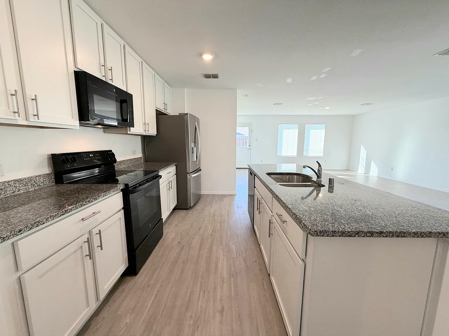 4 bed, 1674 sqft, $1,975 — Photo 3