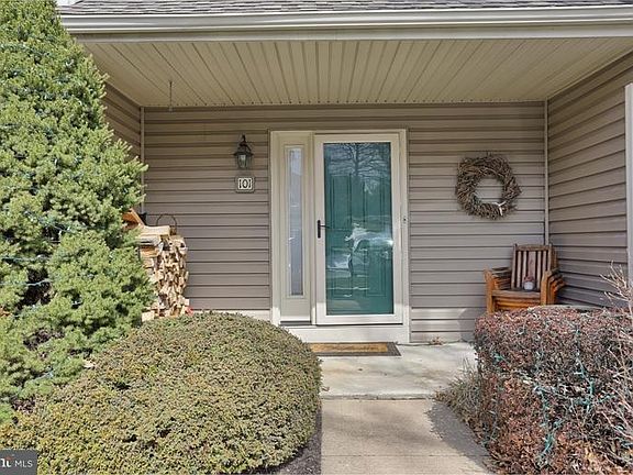 2nd image of 101 Yellowwood Dr