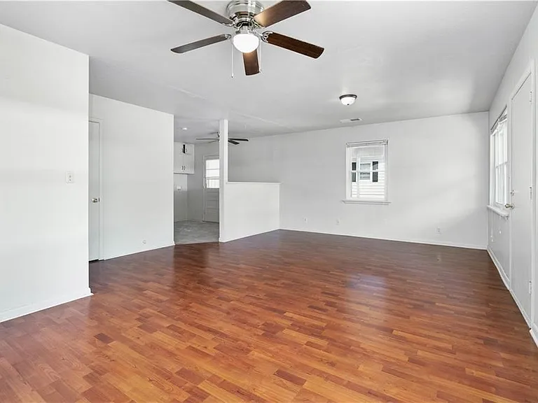 1551 N Stephens Ave — Photo 3