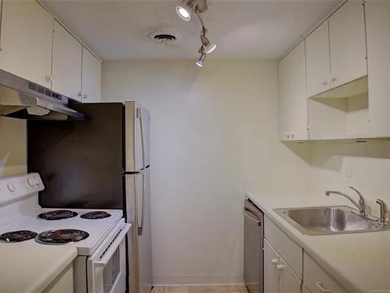 Adorable 2 bed 2 bath in historic Liberty Tower — Photo 22