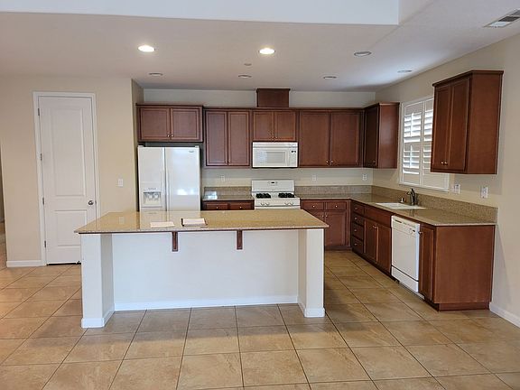 3rd image of 1385 Highland Dr