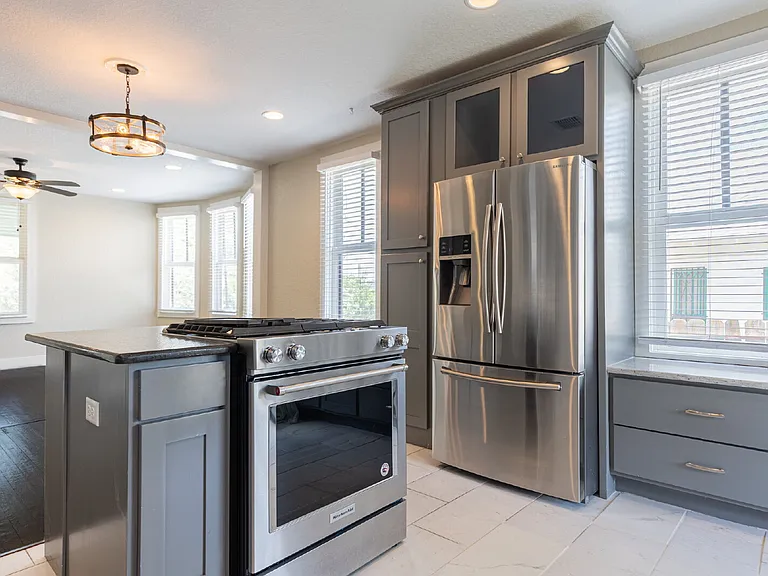 1121 E Crockett St — Photo 15