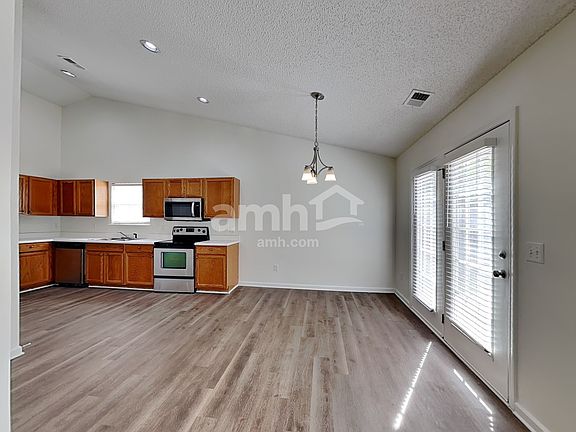 5th image of 1005 Glen Hollow Dr