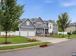 2 Churchill Ct, Paramus, NJ 07652