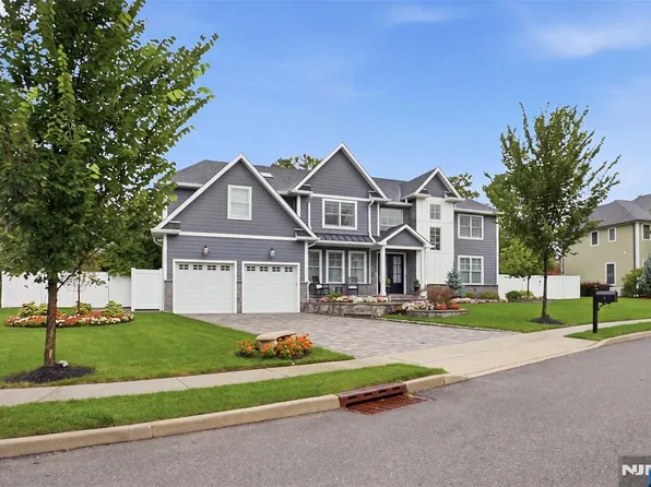 2 Churchill Ct, Paramus, NJ 07652