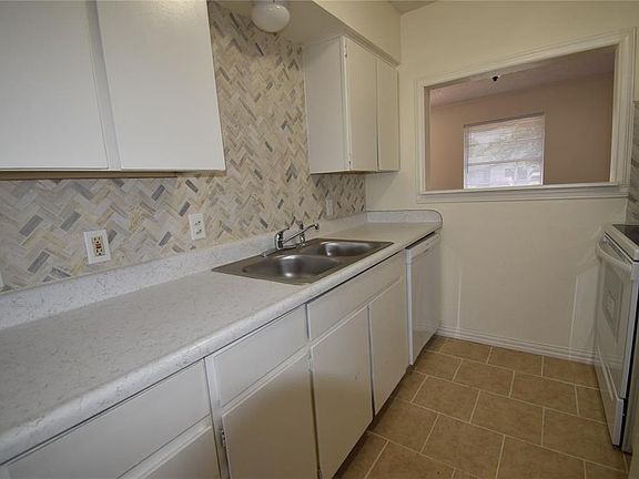 5th image of 334 Hawthorne Ln