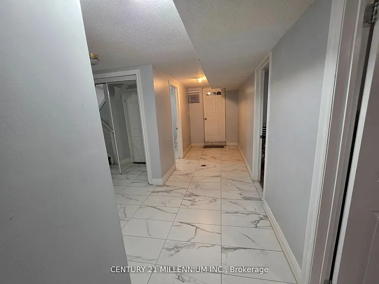 23 Malcolm Cres — Photo 10