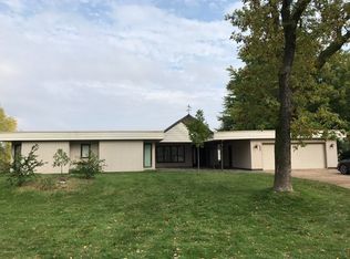 233 Lakeside Dr, Grand Island, NE 68801