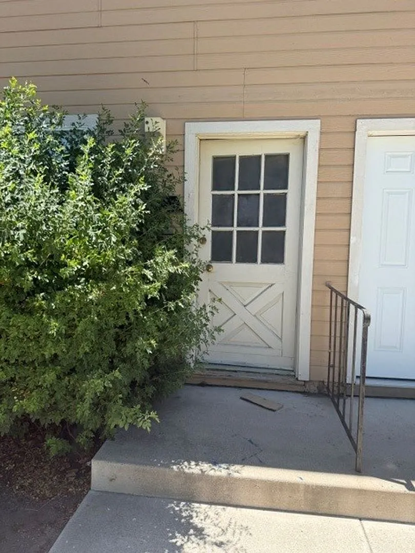 Light and Bright Two bedroom One bath Condo on the West side of Carson — Photo 2