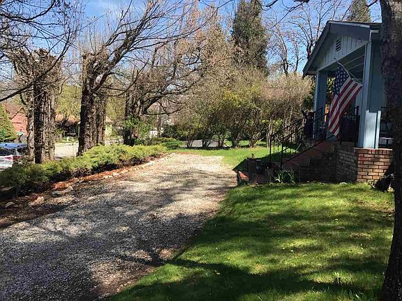 2nd image of 638 Jackson St
