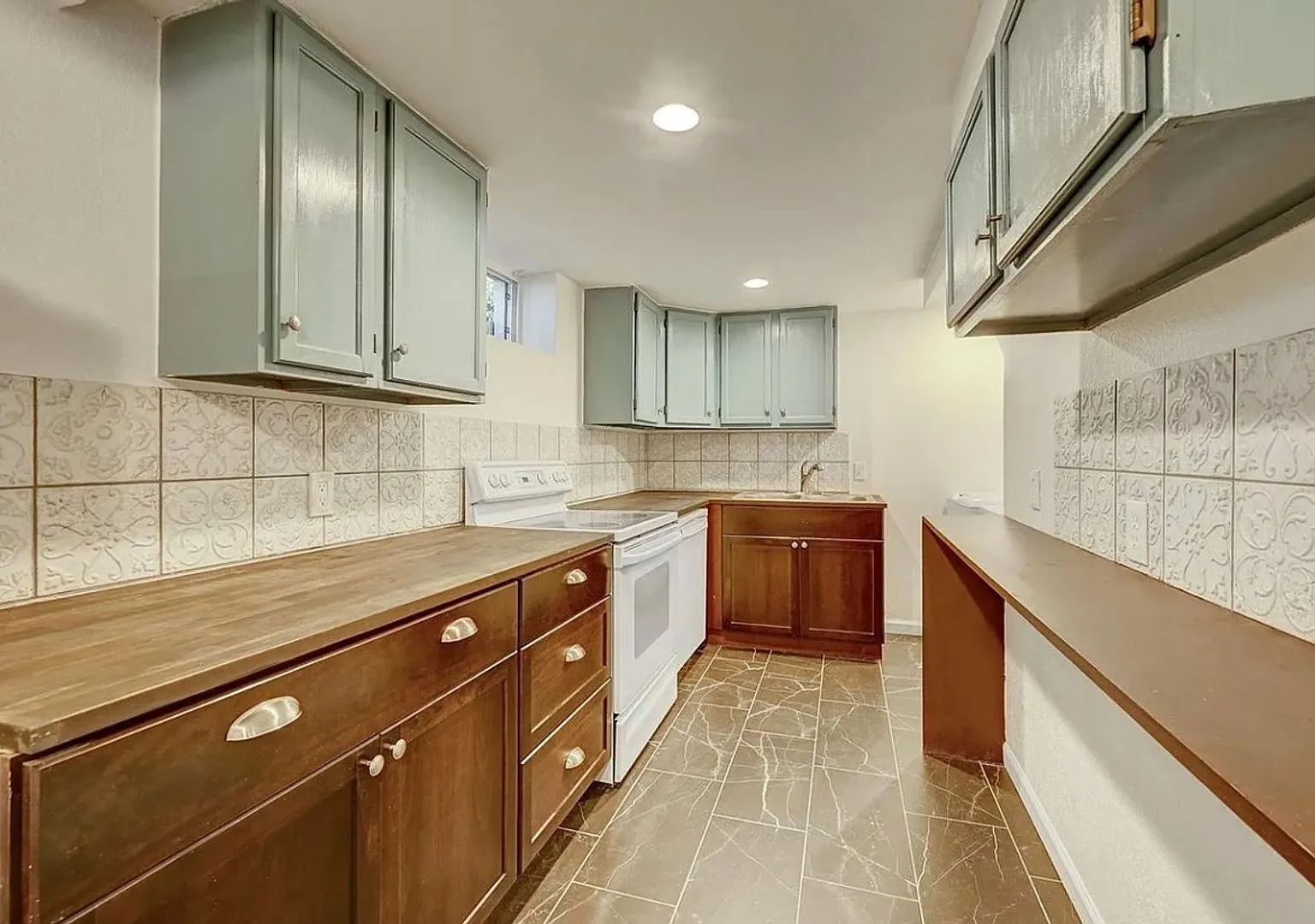 Charming 2 Bedroom Home Pets Welcome! — Photo 3