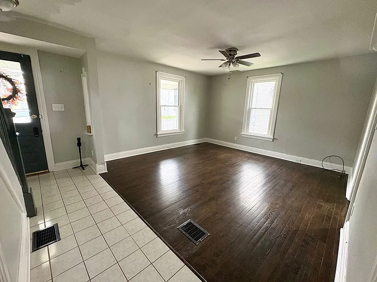 348 E Derry Rd — Photo 9