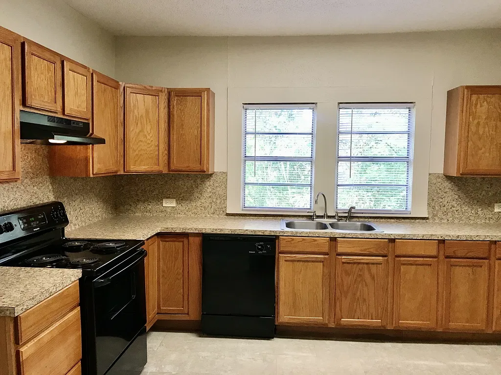 3 bed, 1.5 bath, 1696 sqft, $1,495 — Photo 3