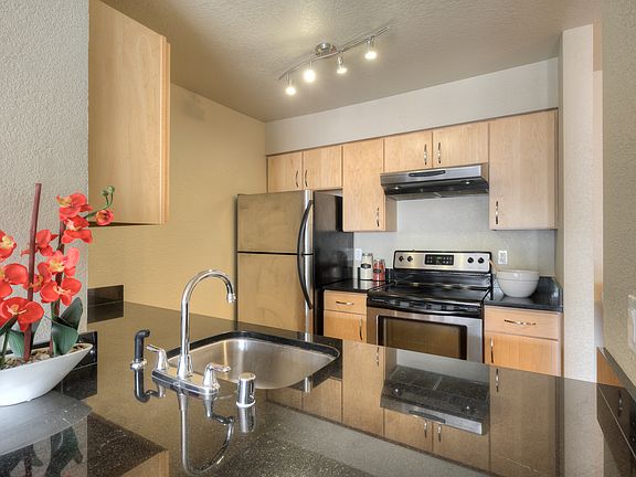 5th image of 840 NE 125th St APT 402