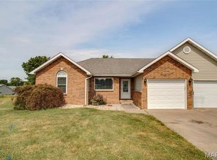 902 Angela Ct, Jerseyville, IL 62052