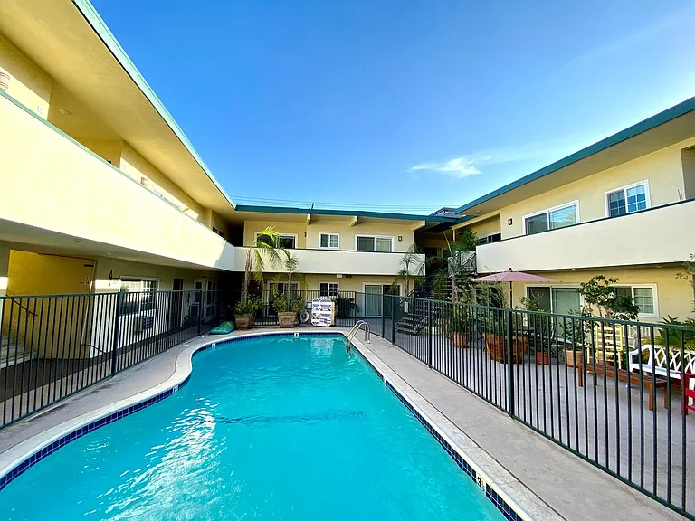 8130 Norton Ave, West Hollywood — Photo 17