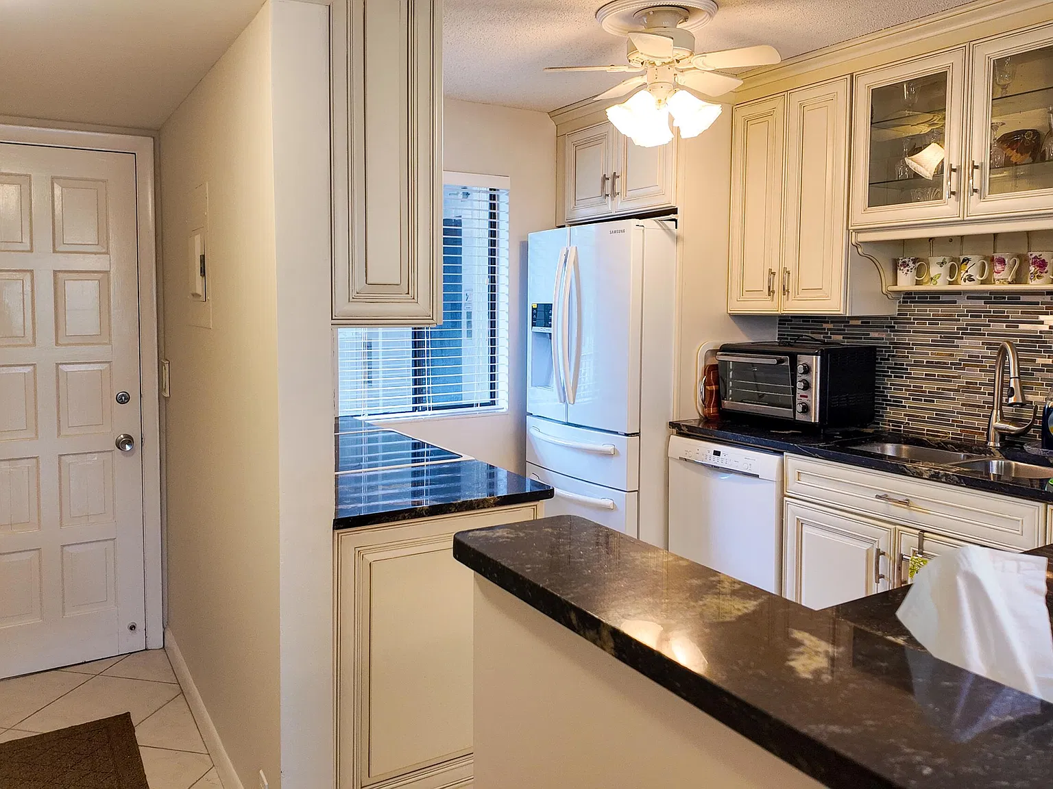 2 bed, 2.0 bath, 1005 sqft, $1,800 — Photo 3